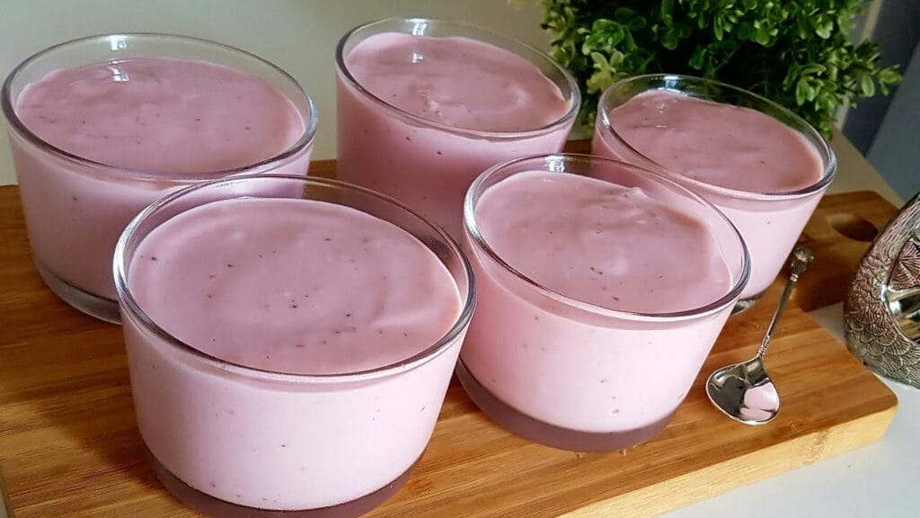 Hai latte e fragole? Fai questo dessert al cucchiaio super cremoso e veloce. Ha solo 130 Kcal!