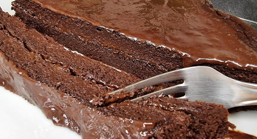 La torta al cioccolato cremosa SENZA farina, né grassi, perfetta per la dieta. Solo 90 Kcal!