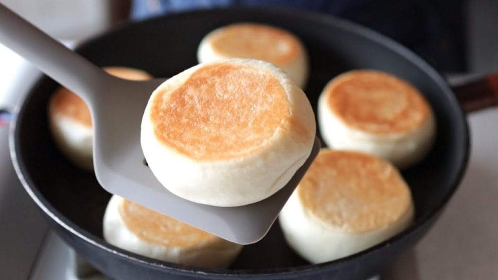 Il pane in padella senza grassi, così buono che lo farete sempre. Ha solo 150 Kcal!