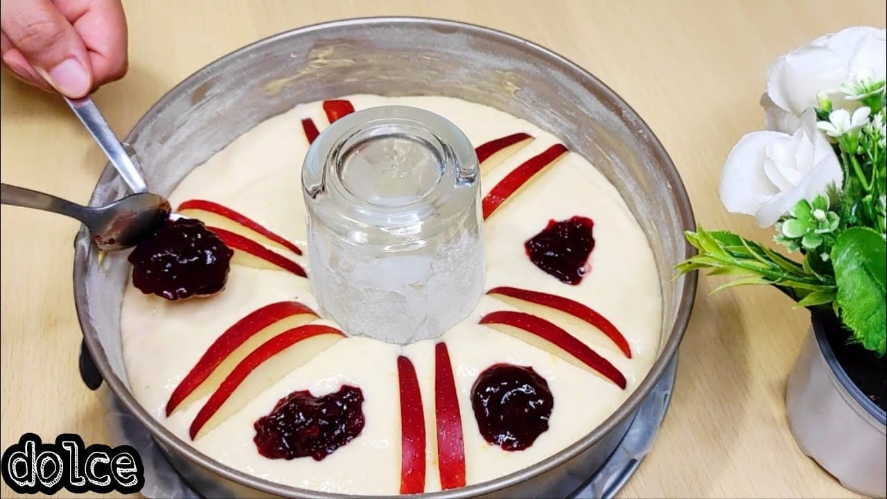 Ciambella allo yogurt con mele e fragole