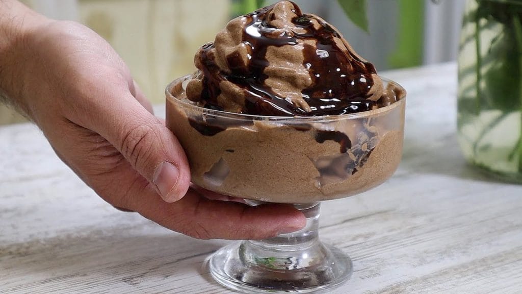 Gelato al cioccolato senza panna né latte, con poche calorie. Solo 140 Kcal!