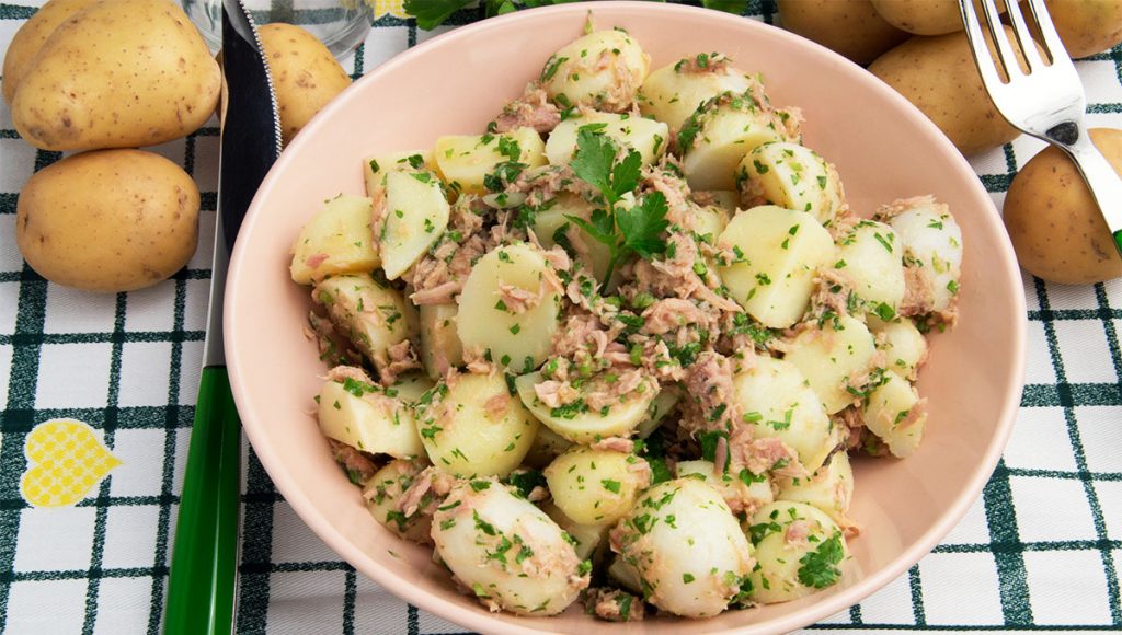 L’insalata fredda di patate, uova e tonno per tenersi in forma. Ha solo 270 Kcal!