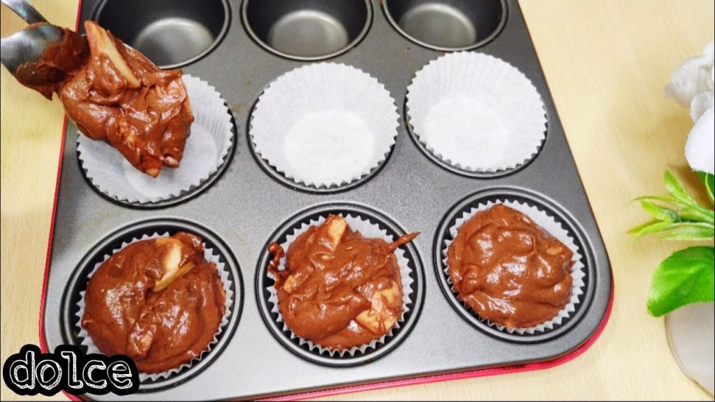 Hai una mela e del cacao? Ecco l’impasto perfetto per fare dei muffin light super golosi