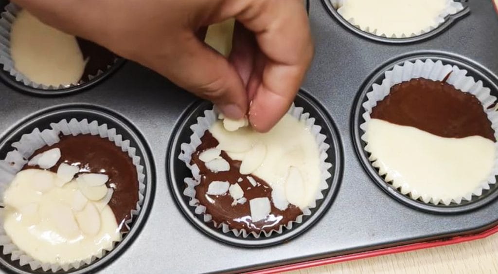 Muffin 2 gusti, con mandorle e cacao, un dessert veloce e facile. Solo 210 Kcal!
