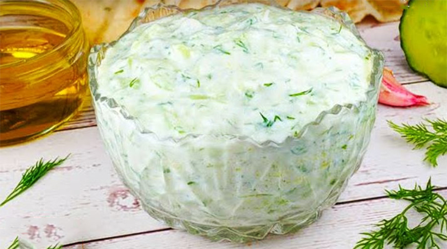 Come fare una salsa di cetrioli light per insalate, crostini e bruschette. Solo 35 Kcal!