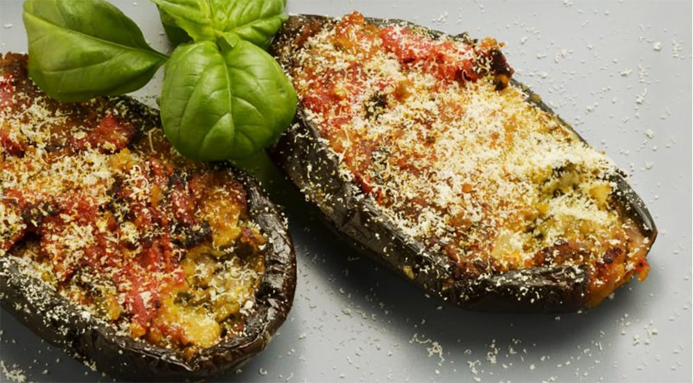 Le barchette di melanzane light, riempitele così e infornate. Solo 240 Kcal!