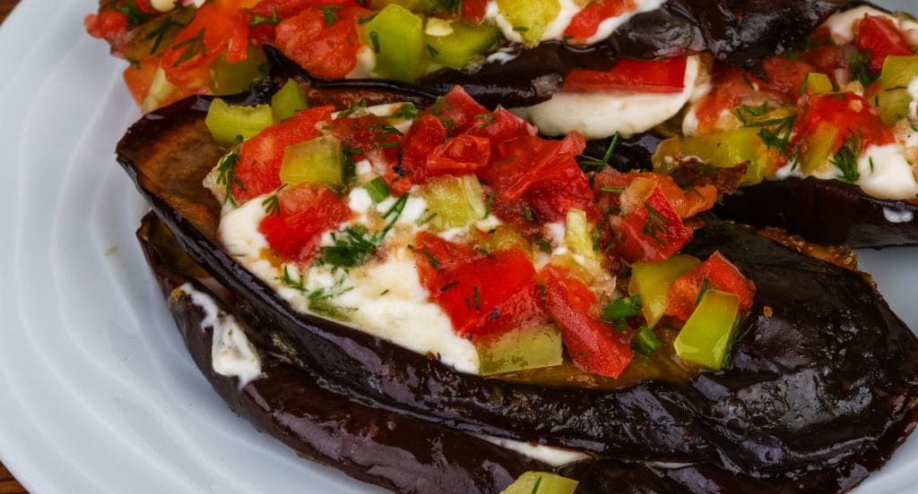 Le melanzane ripiene al forno di sole verdure, saporite e leggere. Solo 300 Kcal!