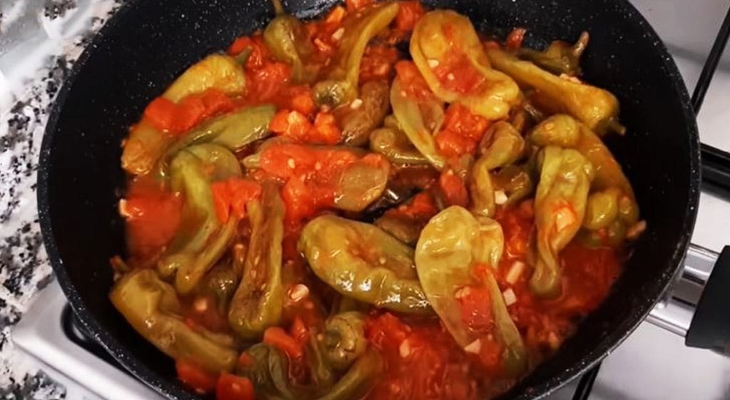 Peperoni verdi al sugo, un contorno delizioso che farete spesso. Solo 110 Kcal!