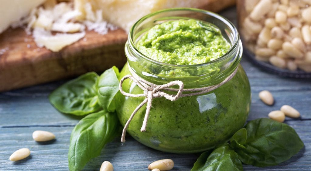 Il pesto di basilico senza olio e sale, ottima per condire la pasta a dieta. Ha solo 65 Kcal!