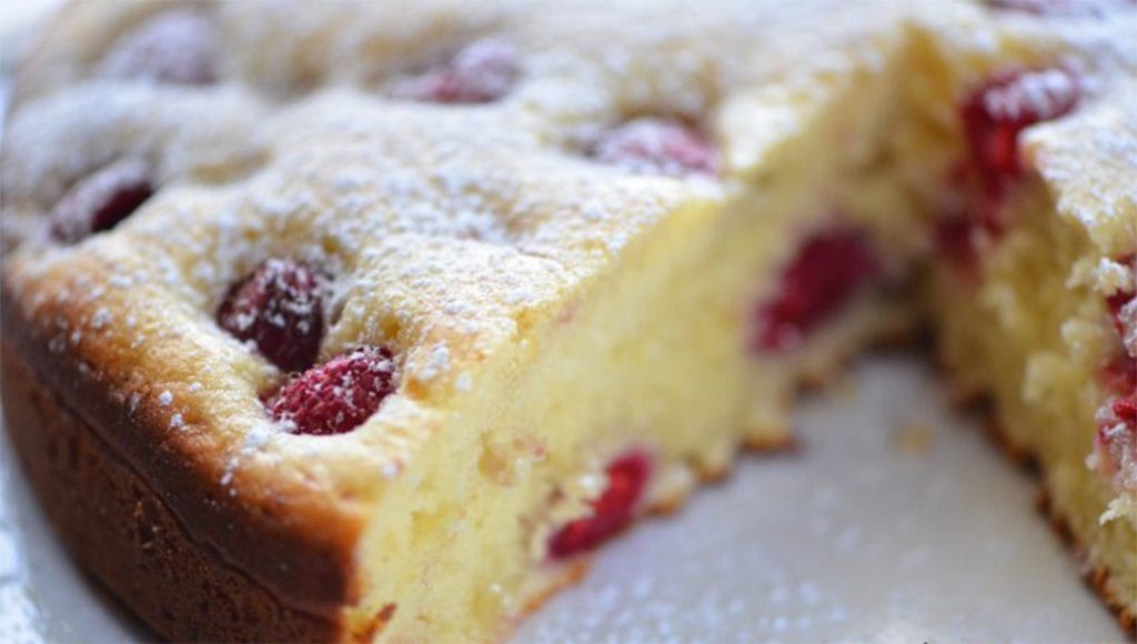 Torta alle fragoline di bosco senza burro e latte, sofficissima. Solo 150 Kcal!