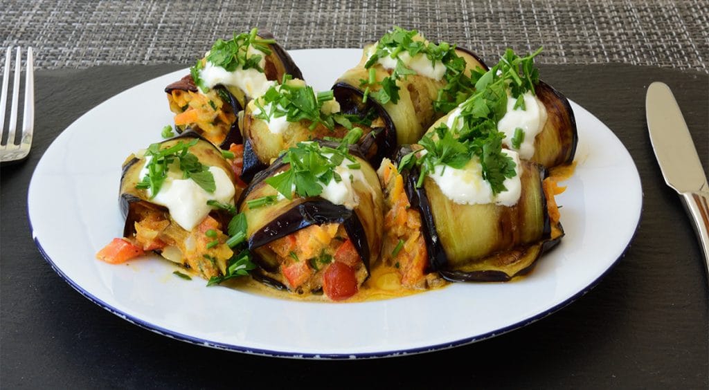 Involtini di melanzane ripieni di carne e verdure, pochissimi grassi. Solo 45 Kcal a involtino!