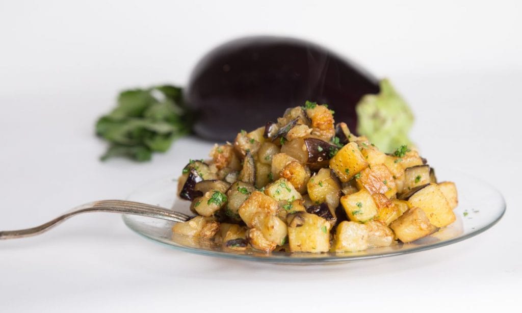 Le melanzane fritte con poco olio, ecco come cuocerle per averle così. Solo 70 Kcal!