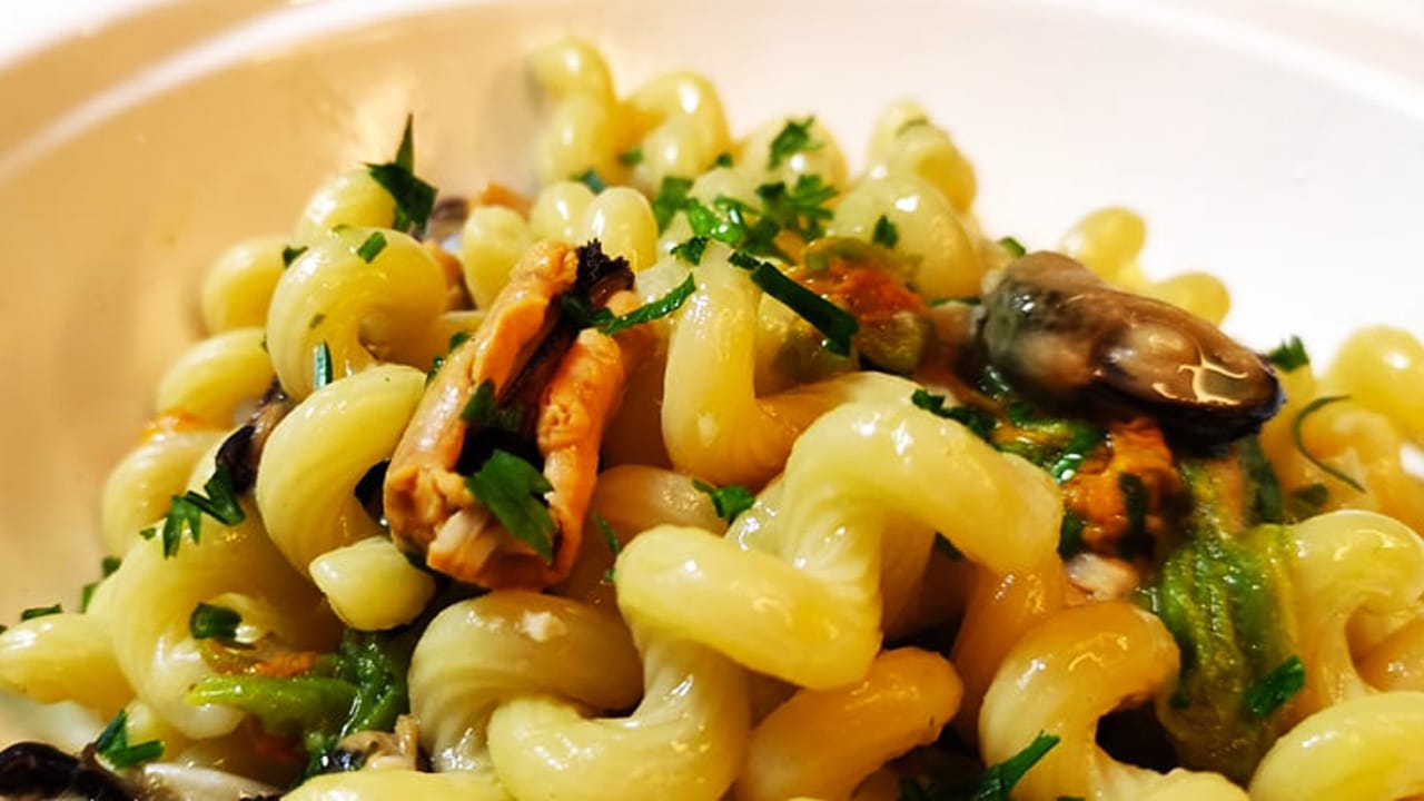 Pasta cozze e fiori di zucca