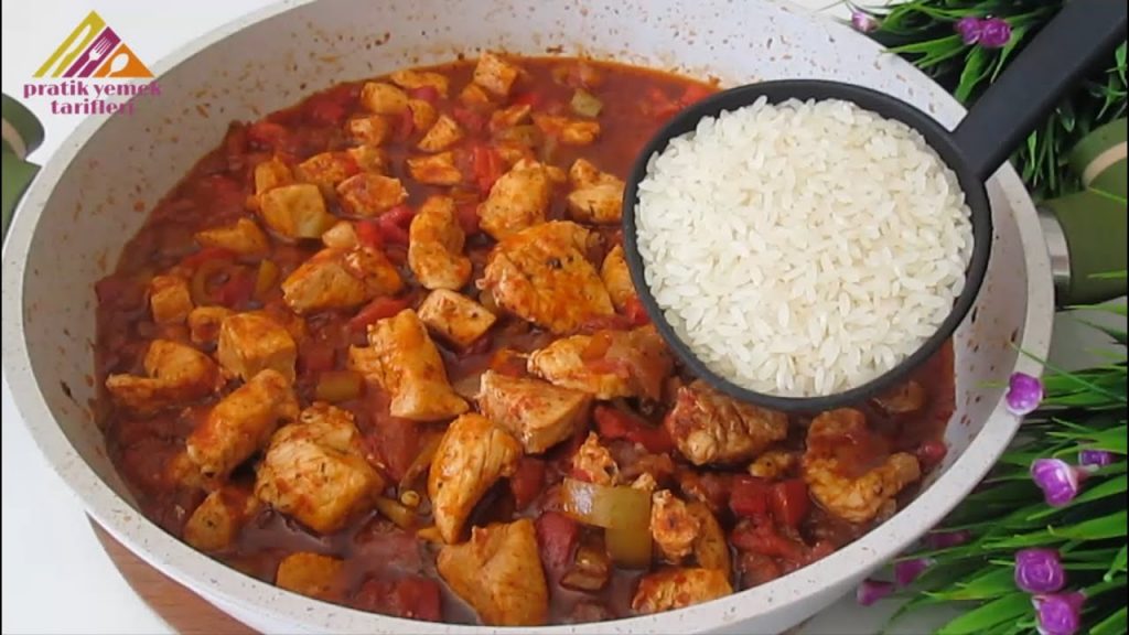Aggiungete il riso al pollo con le verdure, e lasciate cuocere. Delizioso e con sole 360 Kcal!