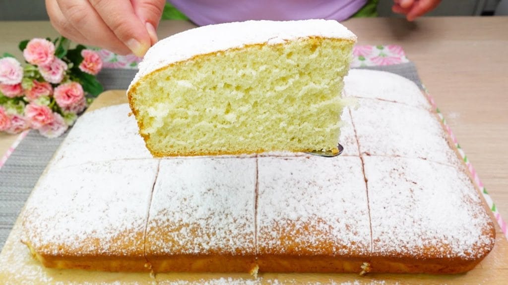 Torta al latte caldo altissima e soffice, avete mai provato questa ricetta? Ha solo 180 Kcal!