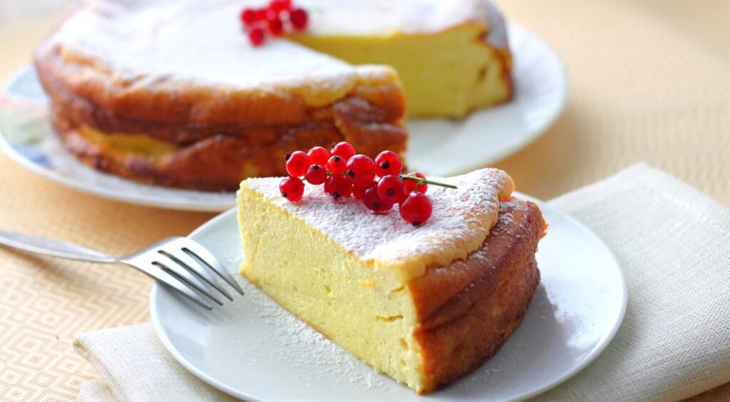 La torta di ricotta e limone senza farina, dietetica e gustosa. Solo 140 calorie!