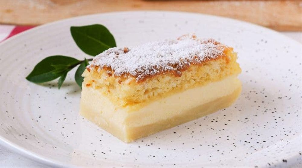 La torta magica al limone: 3 strati con un solo impasto, facilissima. Solo 160 Kcal!