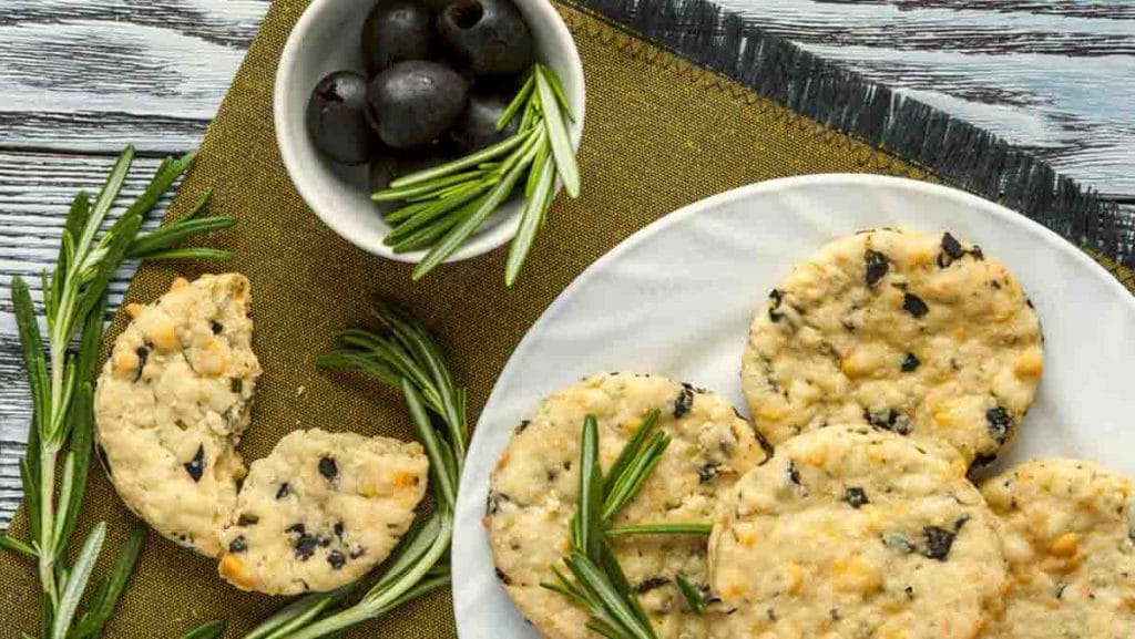 Biscotti olive e parmigiano, uno snack gustoso da gustare davanti la tv. Solo 50 Kcal!