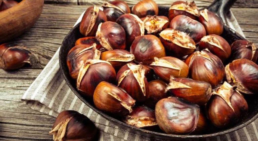 Il trucco geniale per delle castagne in padella perfette? Usate la carta forno!