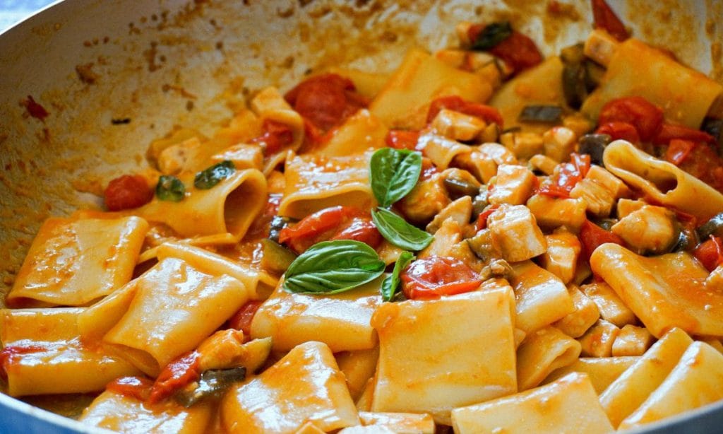 Paccheri con pesce spada, melanzane e pomodorini; avete mai mangiato un piatto così buono?