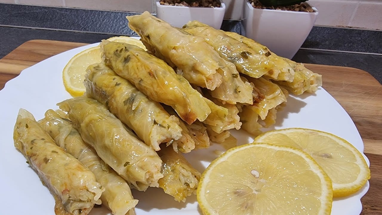 Involtini di cavolo, ripieni di riso 