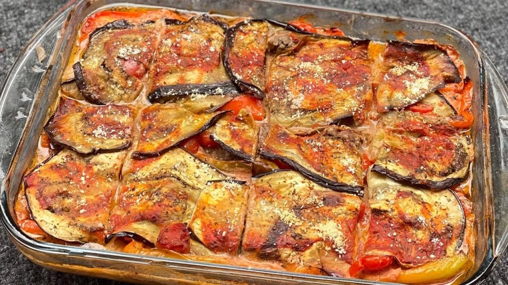 Melanzane in teglia con tante verdure e macinato, pochi grassi. Solo 290 Kcal!