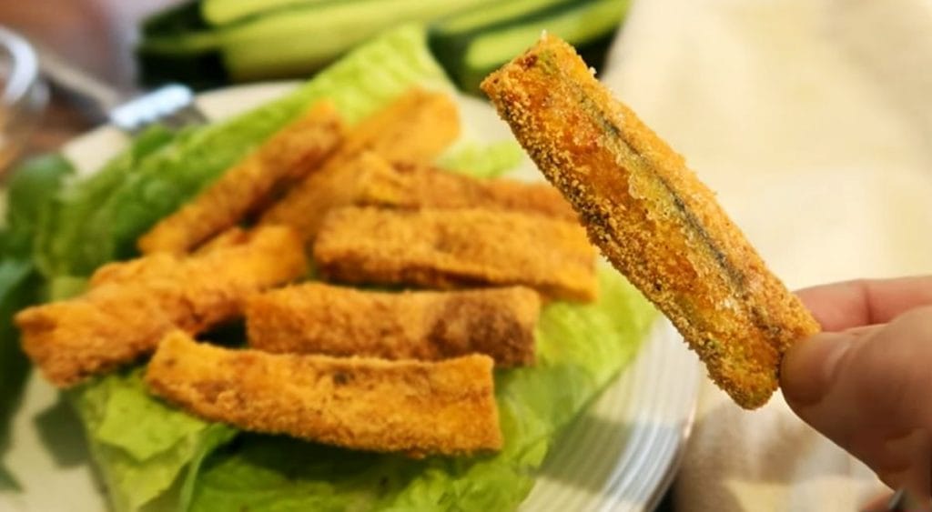 Patatine croccanti di zucchine in 5 minuti, senza frittura e zero grassi. Solo 100 Kcal!