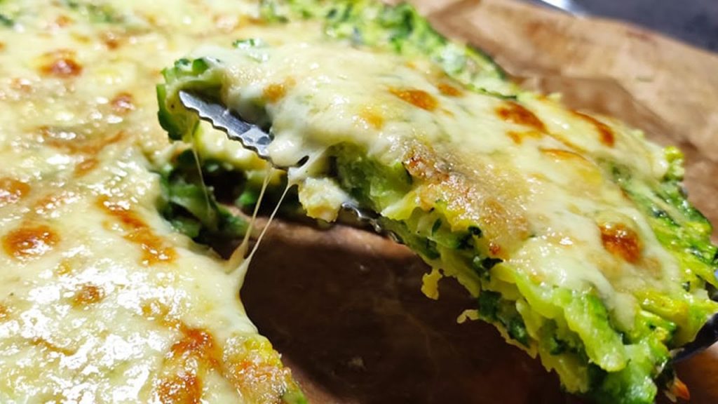 Pizza senza farina, si fa con le zucchine direttamente in teglia. Solo 360 Kcal (a pizza)!