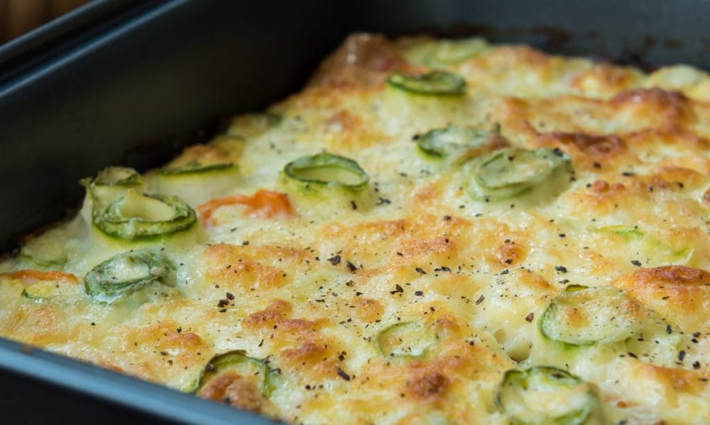 Timballo di pasta con zucchine al forno, saporita e bella croccante. Solo 390 Kcal!