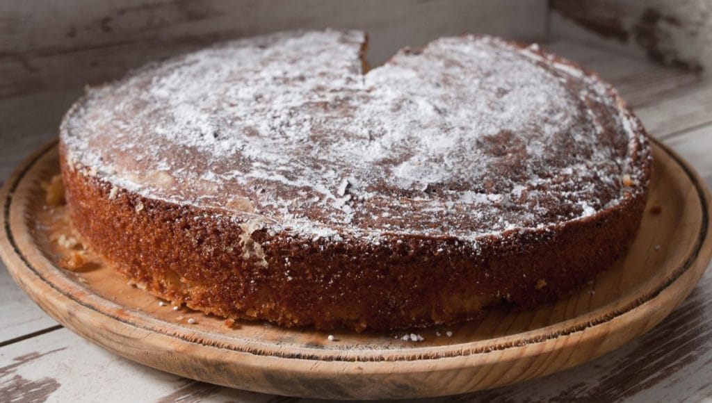 Torta al latte in 5 minuti, un dolce velocissimo e con poche calorie. Solo 180 Kcal!