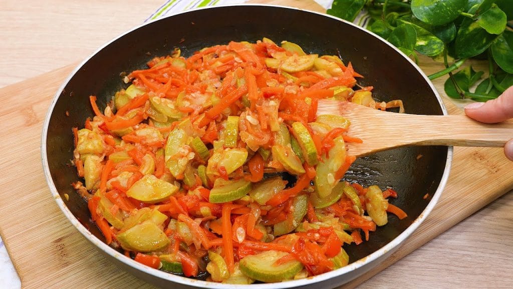 Zucchine e peperoni, un contorno perfetto e veloce con poche calorie. Solo 140 Kcal!