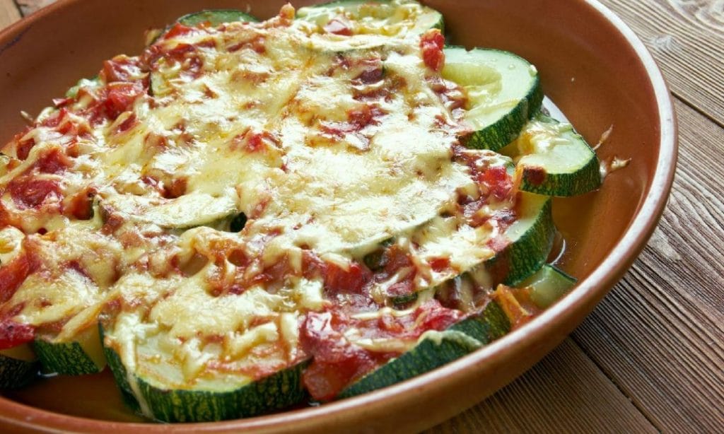 Zucchine alla pizzaiola, pochi ingredienti, sfiziose ma saporite. Solo 150 Kcal!