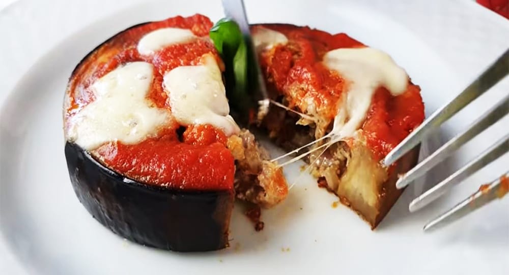 Prendi 2 melanzane e farciscile così, sono dietetiche e buonissime. Solo 140 Kcal!