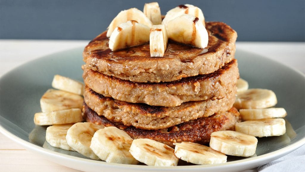 Pancake ai fiocchi d’avena e banana, la colazione che abbassa la glicemia. Solo 110 Kcal!