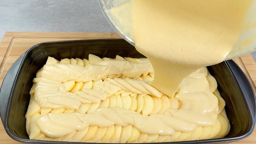 Metti le mele in teglia e poi aggiungi l’impasto, il risultato è spettacolare! Solo 170 Kcal