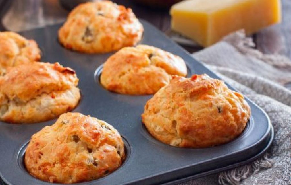 Aggiungi la zucca all’impasto e metti nella teglia per muffin, deliziosi! Solo 75 calorie