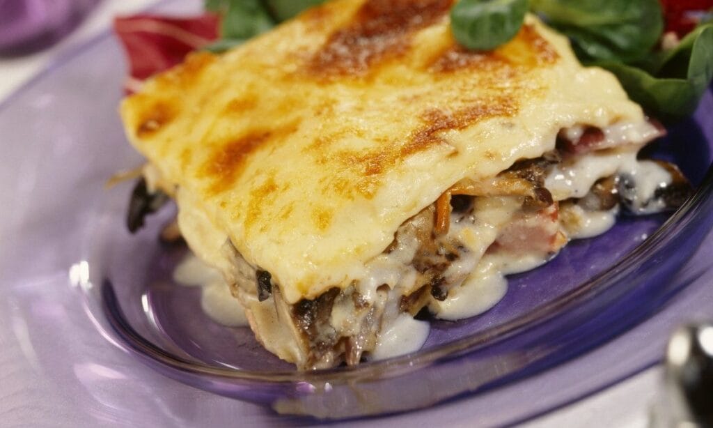 Lasagna ai funghi pronta in pochi minuti, dietetica ma anche tanto buona. Solo 360 Kcal!