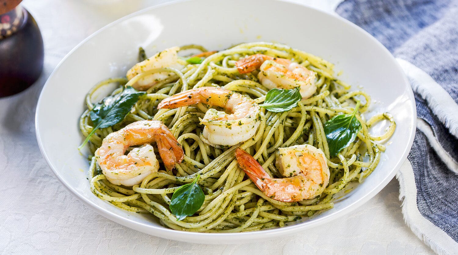 Pasta con pesto di zucchine e gamberi