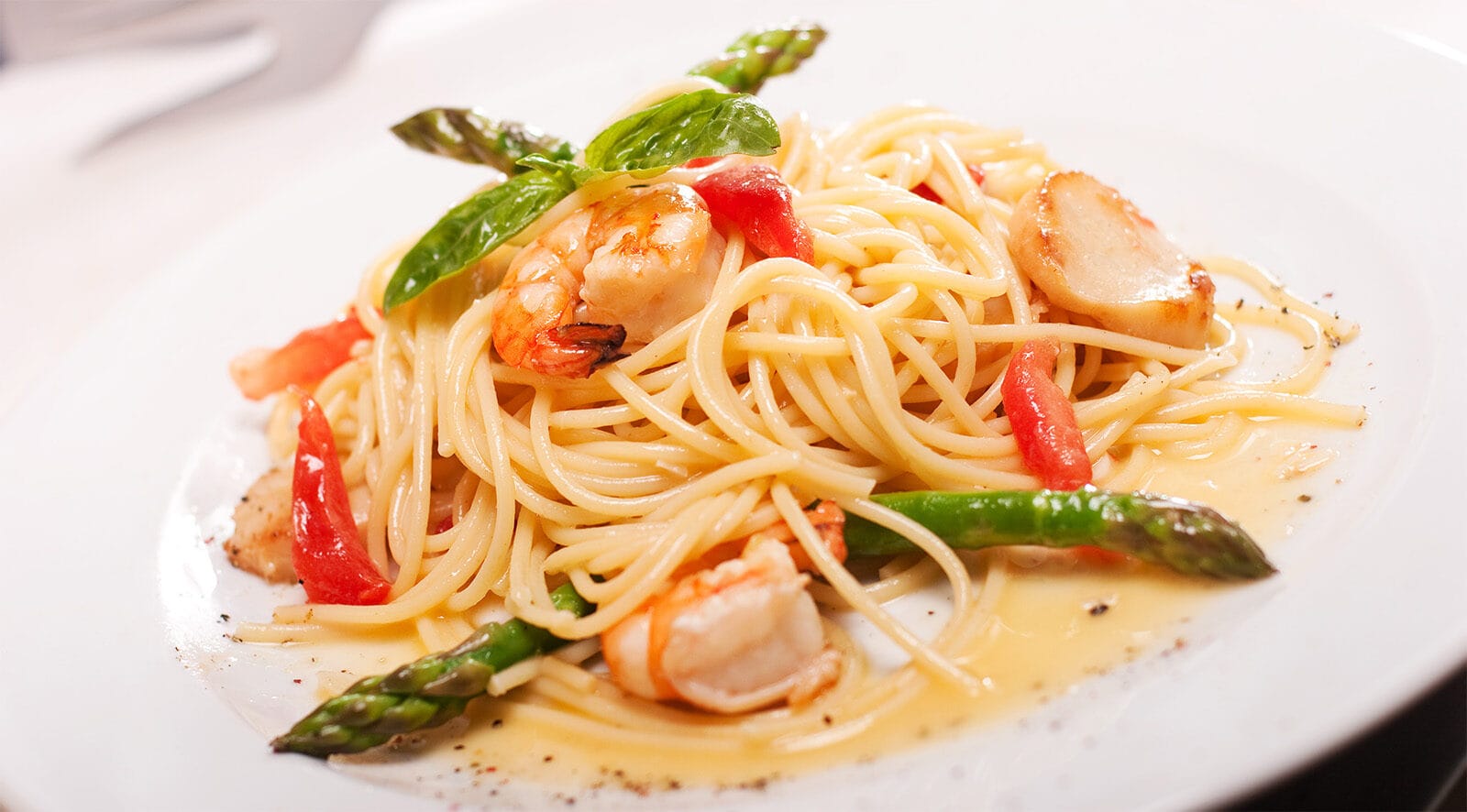 Spaghetti con gamberi e asparagi