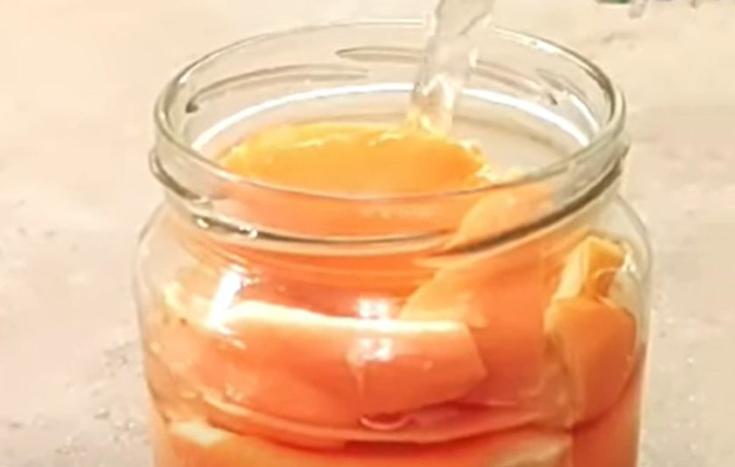 Metti le bucce d'arancia con l'aceto in un barattolo e guarda cosa puoi fare!