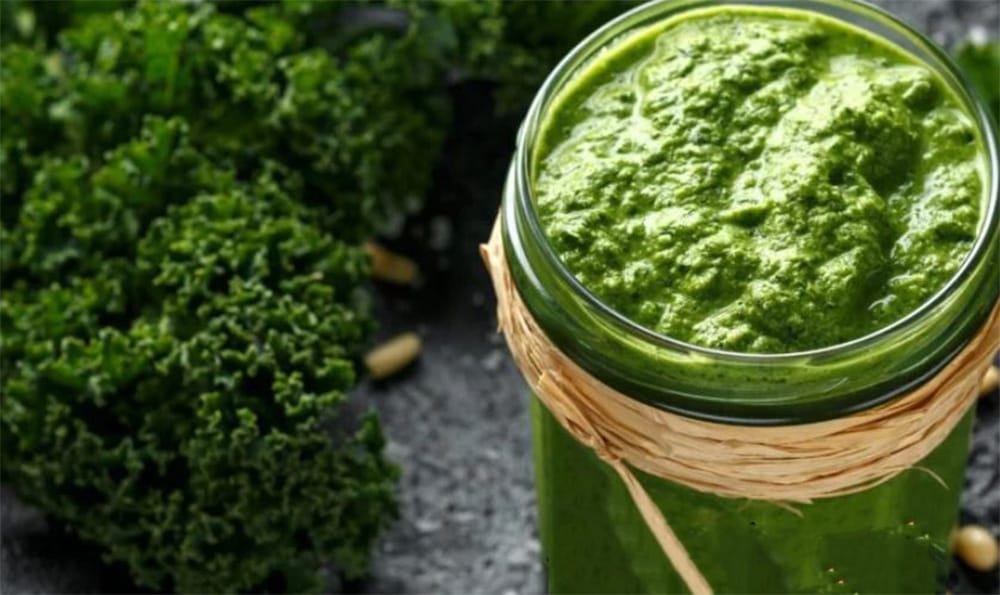 Avete un cavolo? Preparate questo pesto per insaporire la pasta o il pane. Solo 110 Kcal!