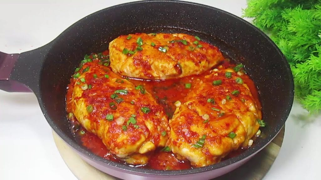 Pollo al pomodoro con insalata di verdure, la cena saporita e dietetica di sole 410 calorie