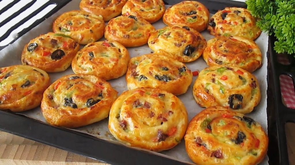 Arrotola l’impasto e poi taglia le pizzette. Così sono ancora più buone, solo 140 Kcal!