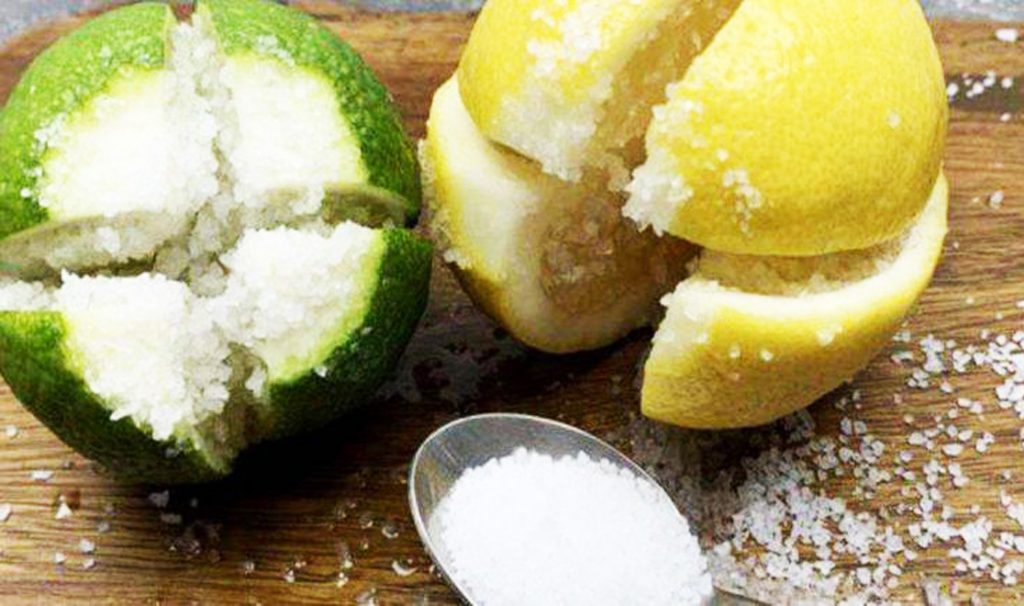 Bere un bicchiere di limone con il sale ogni giorno: ecco cosa succede. Incredibile!