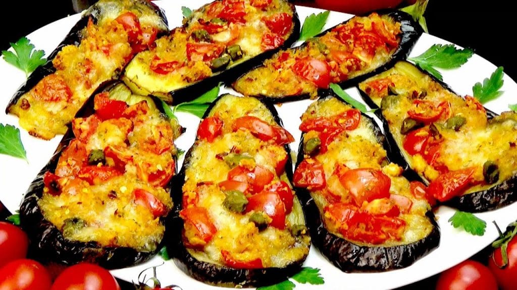 Taglia le melanzane a metà e farcisci con questo ripieno, sono super saporite. Solo 130 Kcal!