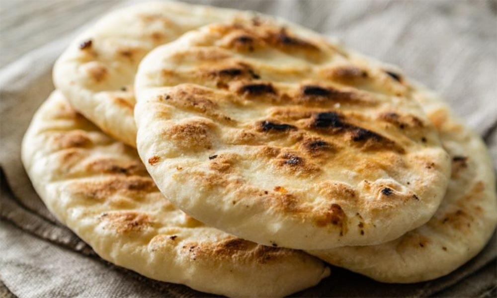 Aggiungi 150 ml di latte all’impasto del pane; fatto così è delizioso. Ed è senza lievitazione!