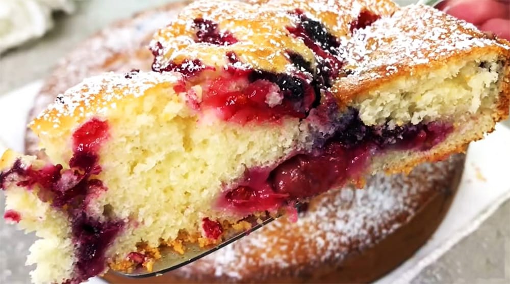 Yogurt e frutti di bosco, una torta così cremosa e buona non l’ho mai fatta! Solo 170 Kcal