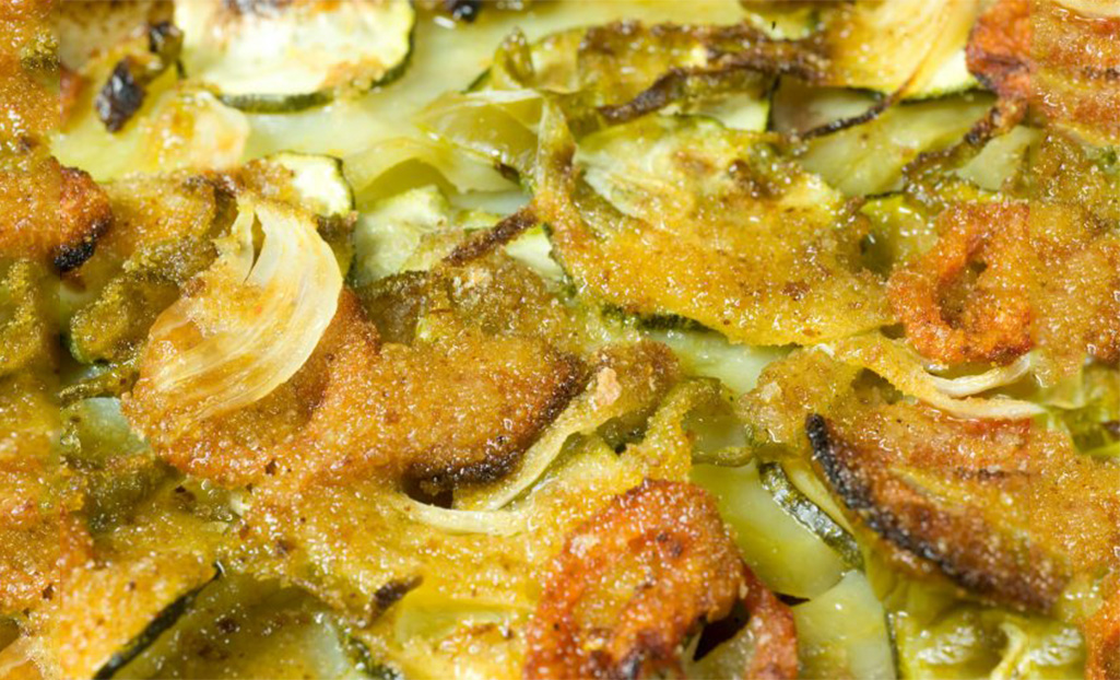 Zucchine, patate e cipolle in crosta: ecco come fare un contorno saporito e dietetico