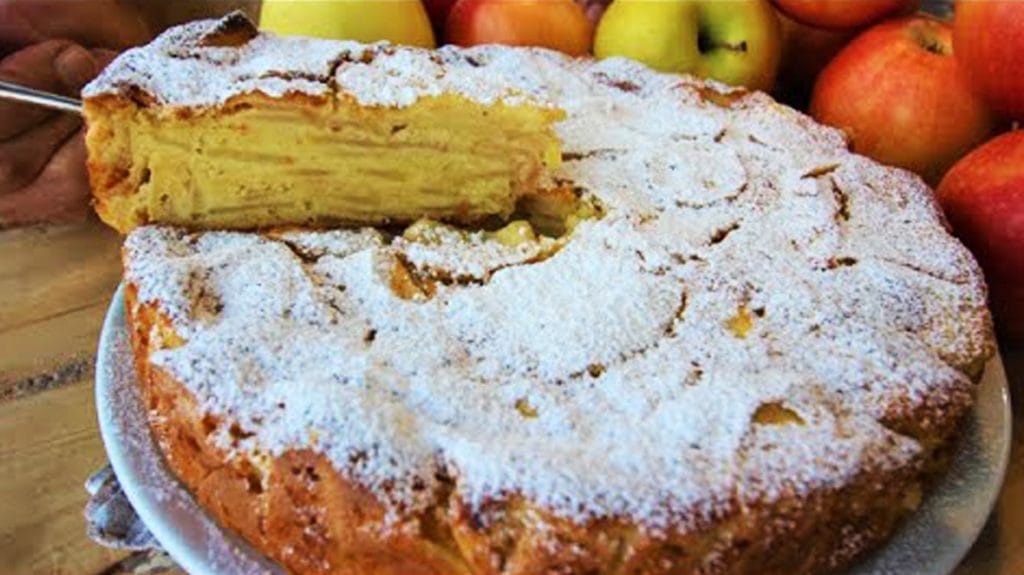 Torta di mele più yogurt, il dolce cremoso che si scioglie in bocca ed è anche senza burro!