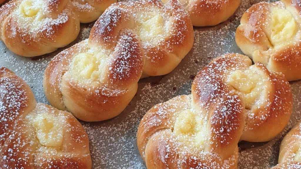 Brioche alla crema, ecco come farle perfette senza troppe calorie e più buone di quelle del bar! Solo 150 Kcal